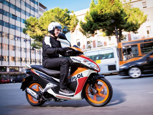 honda-moto-press-kit-eicma-2014-nsc50r-scooter-2015-02