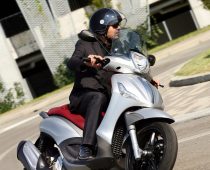 MONTEΛΟ 2012: PIAGGIO BEVERLY SPORT TOURING 350