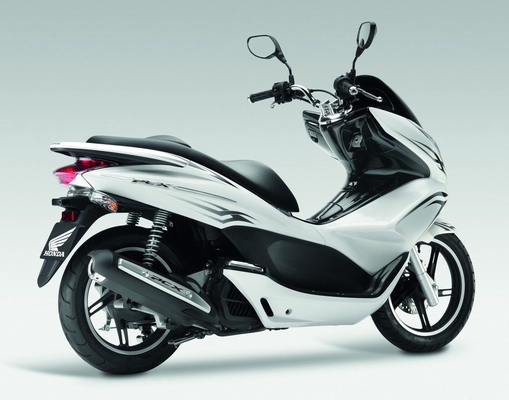 Новые японские скутеры. Скутер Honda PCX 150. Honda 150 кубов скутер. Honda PCX 125 куб. Honda PCX 150 2013.