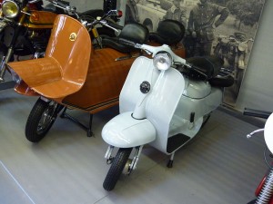 Σήμερα: Montesa Fura και Micro Scooter δίπλα-δίπλα στο μουσείο Pernanyer