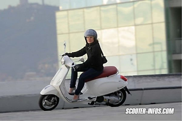 Η συνάδελφος Maya οδηγεί στη Βαρκελώνη την Vespa Primavera 125 και γράφει για το Scooternet