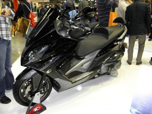 Ένα σπέσιαλ Xciting 400i στο Μιλάνο, με "carbon" φτερά, αλουμινένια μαρπιέ, κ.λπ