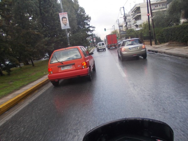 Δεν φτάνει που είναι άσχετοι, είναι και αδιάφορα επιθετικοί οι οδηγοί στο δρόμο. Η βροχή τους κάνει χειρότερους και πιο επικίνδυνους