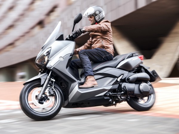 Μπορεί το Yamaha XMAX 250 να έχει κινητήρα 250cc, αλλά πολλές φορές είναι ταχύτερο από τα αντίπαλα 300άρια