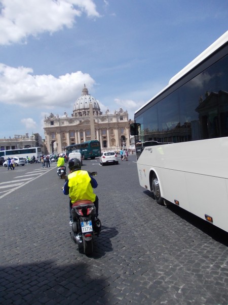 Οδηγώντας με κίτρινο γιλέκο - που παραλίγο να γίνει υποχρεωτικό σε χώρες της Ευρώπης - προς ένα από τα εμβληματικά κτίρια της Ρώμης