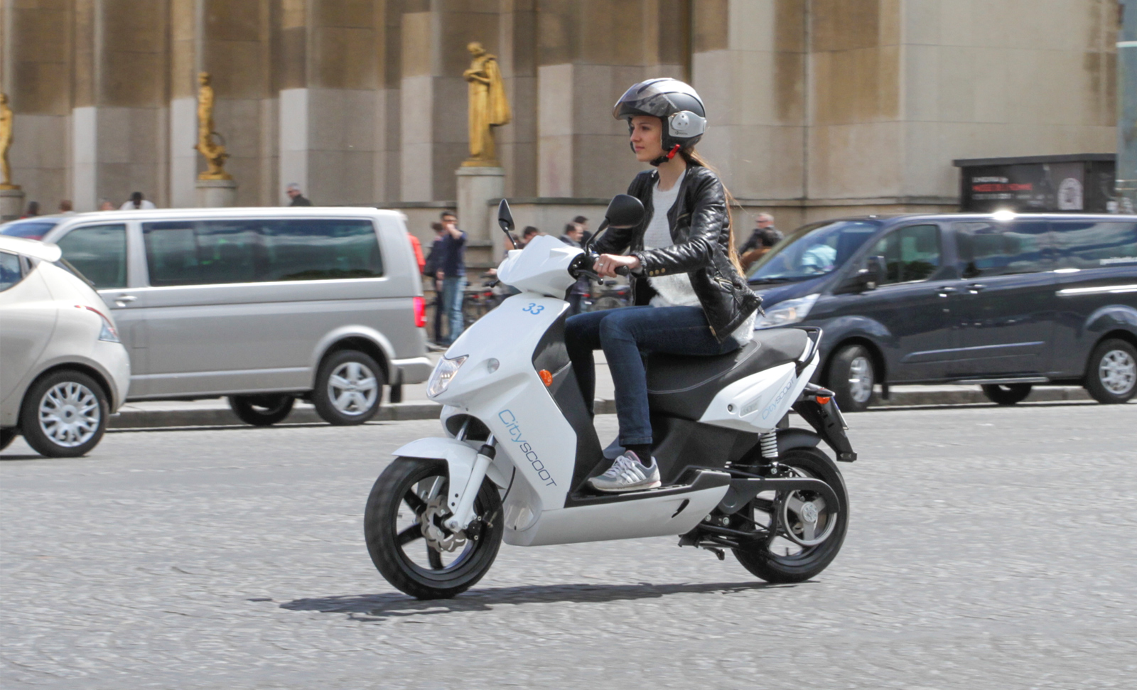 Мопед едущий. Гоночный скутер. Скутер Париж. Скутер из Парижа. Scooter in the City.