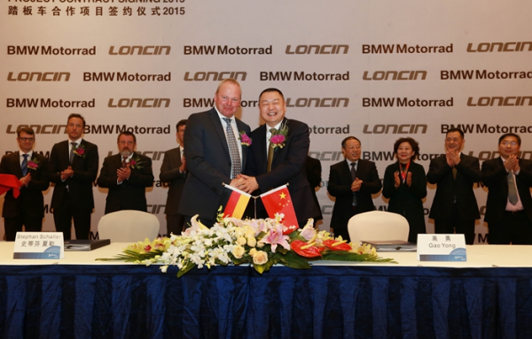 Ο πρόεδρος της BMW κ. Challer και ο πρόεδρος της Loncin κ. Yong υπέγραψαν την συνεργασία τον Μάρτιο του '15