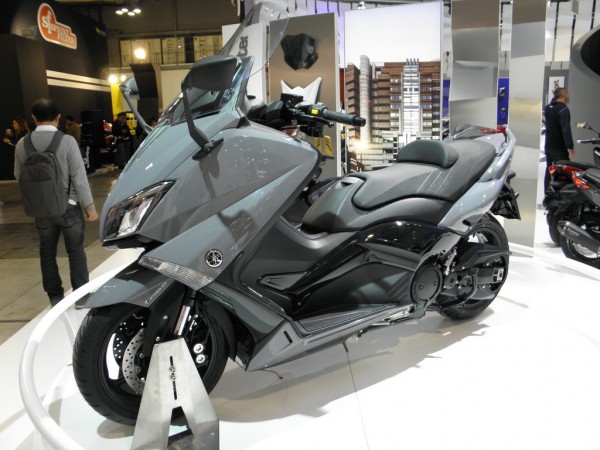 Για το 2016 το Yamaha TMAX 530 θα διατίθεται σε ένα ιδιαίτερο γκρι - πρωτότυπο - χρώμα, που μπορεί να γίνει μόδα