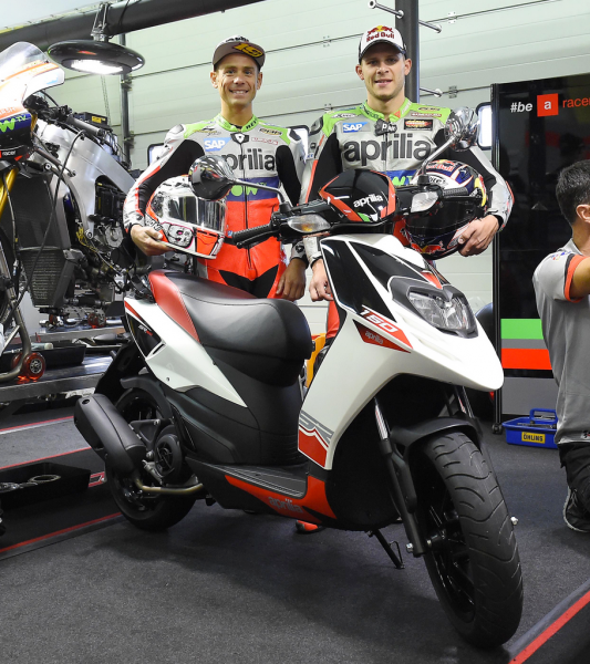 Στην παρουσίαση του Aprilia SR 150, 2016 βοήθησαν και οι Α. Bautista, S. Bradl από τα MotoGP 