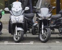 Γαλλία: Οργή για τη χρέωση στάθμευσης σκούτερ και μοτοσυκλετών στο Παρίσι