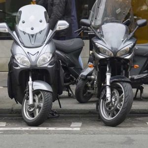 Γαλλία: Οργή για τη χρέωση στάθμευσης σκούτερ και μοτοσυκλετών στο Παρίσι