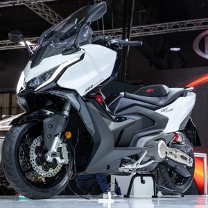 Kymco AK 575 Premium 2025: Περισσότερα κυβικά και ροπή για το μεγάλο σπορ GT σκούτερ