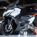 Kymco AK 575 Premium 2025: Περισσότερα κυβικά και ροπή για το μεγάλο σπορ GT σκούτερ