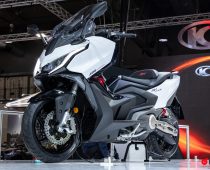 Kymco AK 575 Premium 2025: Περισσότερα κυβικά και ροπή για το μεγάλο σπορ GT σκούτερ