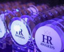 Όμιλος Επιχειρήσεων Σαρακάκη – HR Awards 2025: Διπλή Χρυσή Διάκριση